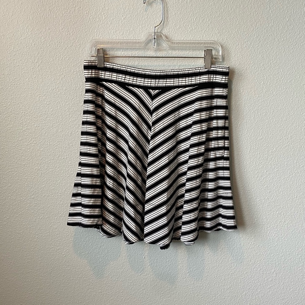Patterned skirt with pockets